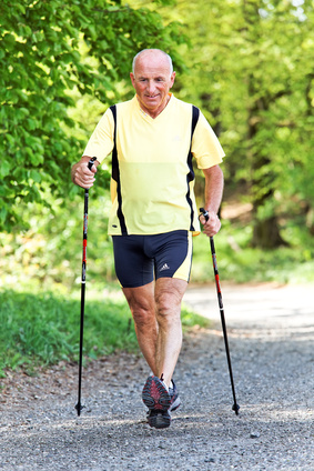 Senior trainiert für Fitness beim Nordic walken